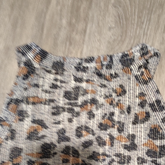 W5 Women's Gray Leopard Print Top - Picture 6 of 6
